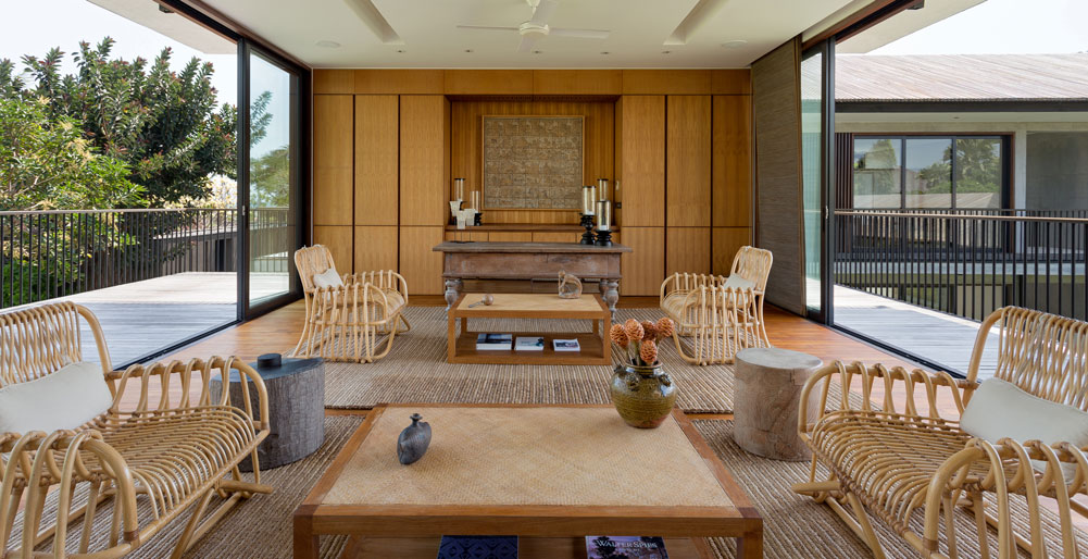 Arnalaya Beach House - Restful living area